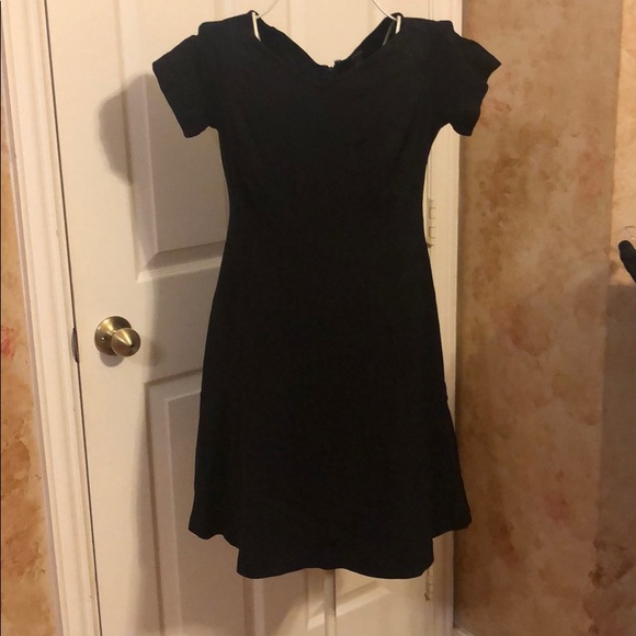 Ann Taylor Dresses & Skirts - Women’s Ann Taylor form-flattering dress